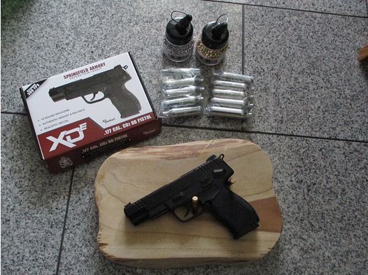 Springfield XDE 4,5 mm BB Co2-Pistole  +  2x 1500 BB  +  18 Umarex 12g Kapseln  +  Wandbrett  NEU