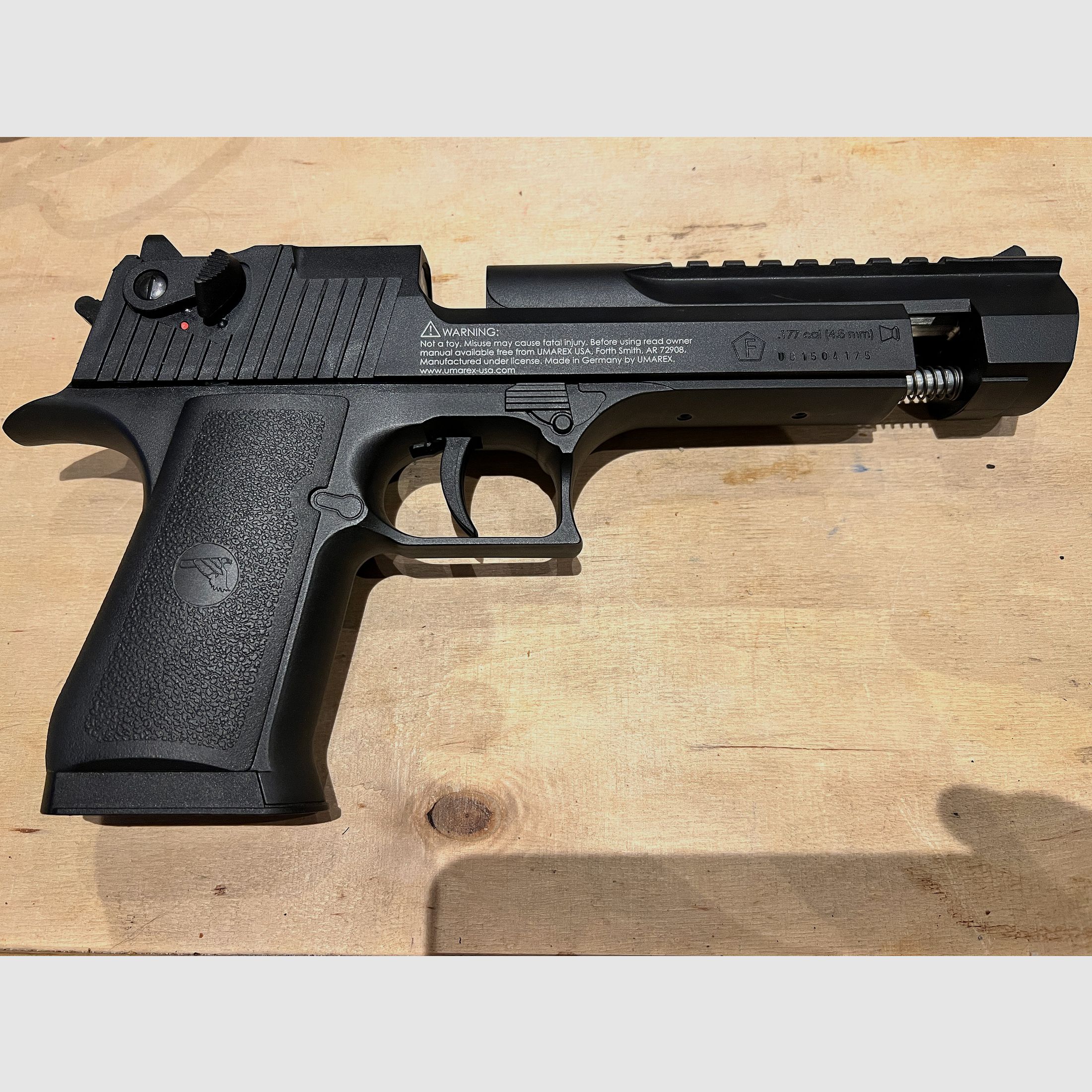 Desert Eagle CO2 Pistole Magnum Research INC. Minneapolis MN.