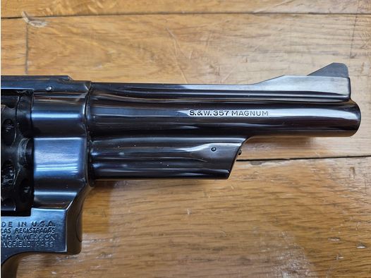 Mythique revolver Smith&Wesson modèle M27-2 – Cal .357Mag – Arme de 1978 en 5 pouces – Fabrication et mécanique de qualité introuvable aujourd&rsquo;hui – Revolver du FBI et des policiers – Canon de 5 pouces en fluté – Bronzage noir glacé superbe – Arme d&rsquo;exception pour tireur d’exception – TBE++ Quasi neuf!