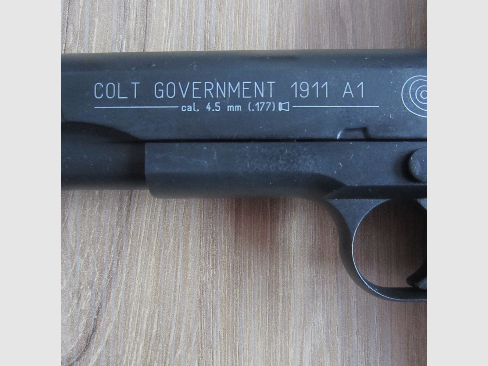 Colt 1911 A1 Commemorative Co 2 Pistolet 4,5mm BB z Red Dot