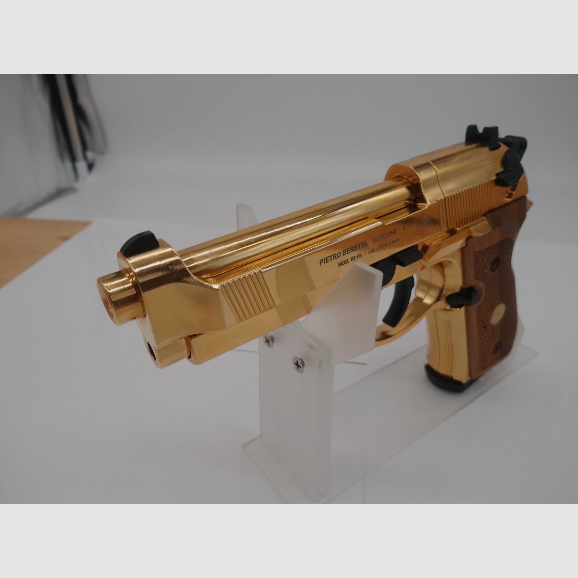 Beretta Mod.92 FS, 24 Karat Gold-Finish mit Echtholzgriffschalen, Bild 4 von 5