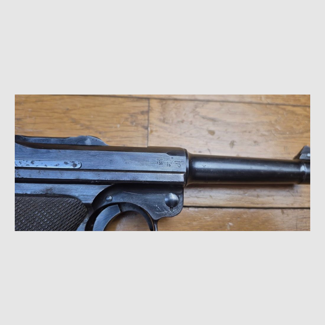 Pistole Luger P08 – Code « BYF » für eine Mauser-Fertigung von 1942 – Waffe 100% mono-nummeriert umnummeriert – Neu brüniert und Code 42 nachgraviert – Guter mechanischer Zustand und hervorragender Lauf – Wieder geprüft in Ulm 1976 – Modernes Magazin – BE+/TBE-, Bild 23 von 24