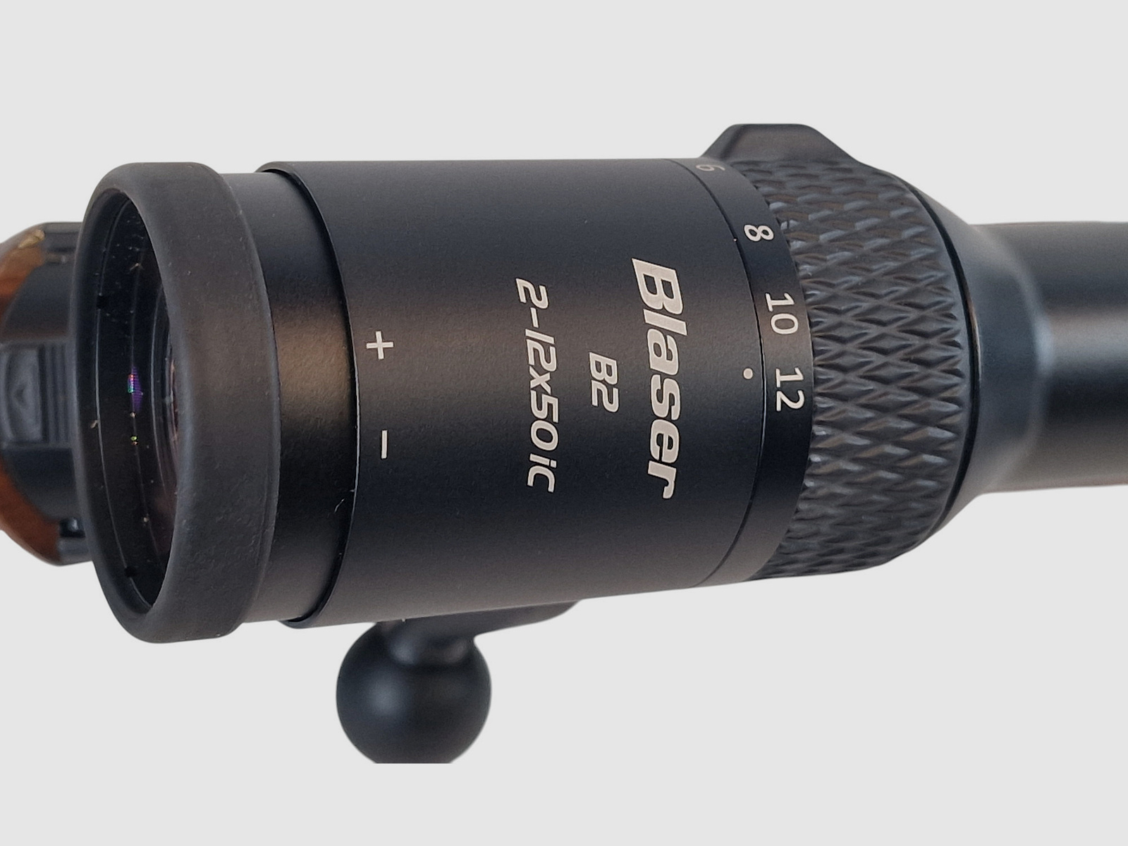 Blaser R8 Success Holz HK4 Kal. 8x57JS LL. 52cm mit M15x1 und Blaser B2 2-12x50 IC S 