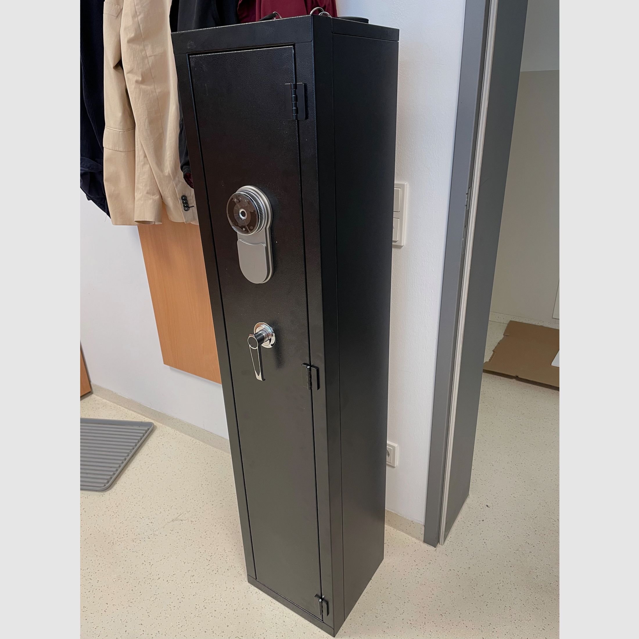 Various gun safes and vaults, image 7 of 9