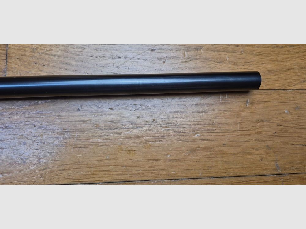 Bardzo ładna karabina ogrodowa Manufrance – Model „Club” – Kal. 9 mm Flobert (nabój lub śrut) – Bardzo piękne grawerunki w spirale nawet na osłonie spustu – Grube czarne oksydowanie 100% oryginalne – Piękne drewno ładnie żłobione – Mechanika i lufa nietknięte – Stan niemal nowy – TBE++/TBE+++, zdjęcie 18 z 35