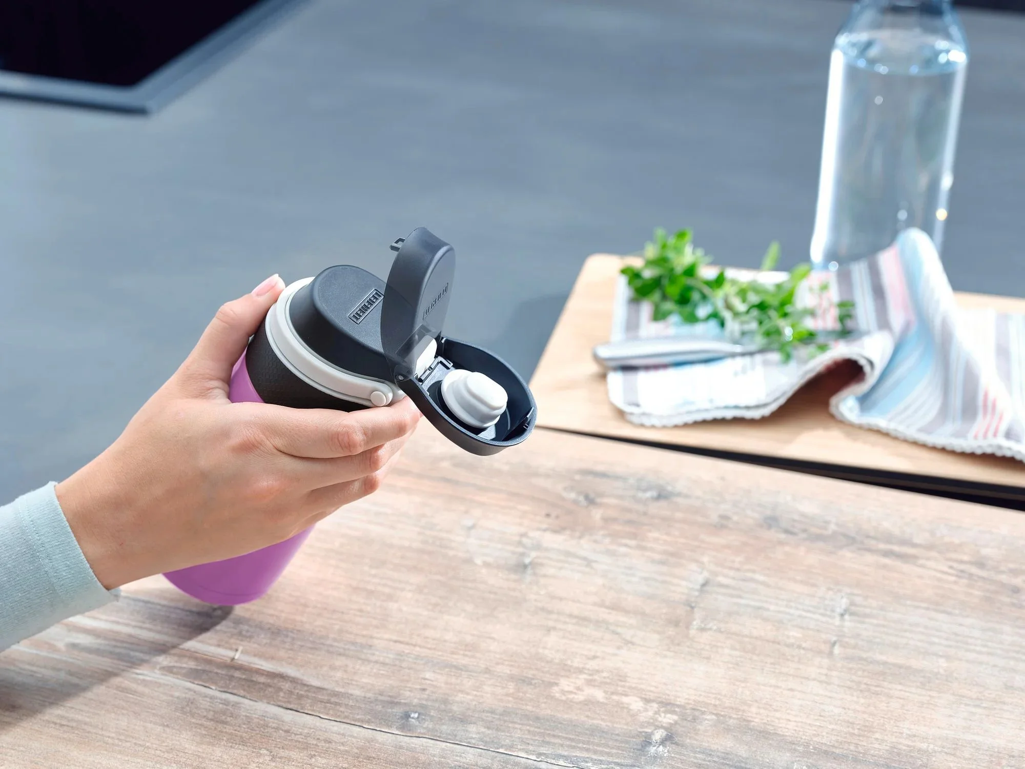 LEIFHEIT Flip taza térmica 350 ml, púrpura 3246, imagen 10 de 14