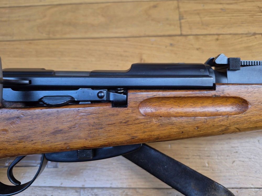 Schöner K31-Mosqueton - Kal. 7.5×55 - Sehr schöner Nussbaum-Schaft - Ultra weiche und klare Mechanik - Exzellenter Abzug - Sehr schöner Lauf - 100% einheitliche Seriennummer - Prüfungszertifikat vorhanden - Riemen, Laufabdeckung und 2 Clips als Bonus! - Die Schweizer Qualität - TBE+, Bild 6 von 30
