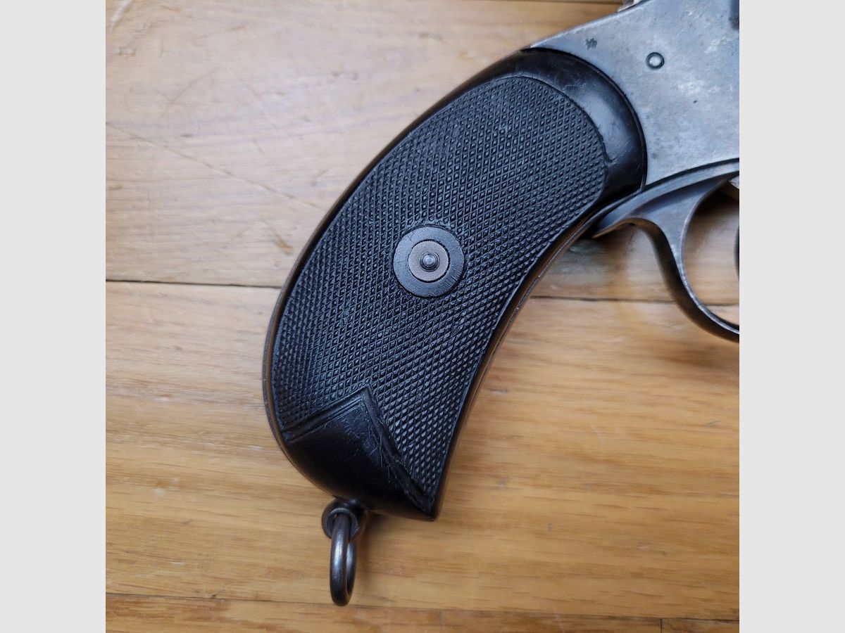 Très beau revolver Webley MkIV – Calibre .455/.476 – Numéro de série 80 574 – Vers 1900 – Distribution Dickson Edinbourgh– Excellente mécanique – Pas de jeu – Canon et chambres très bel état – Plaquettes ébonites superbes – TBE, image 3 sur 17
