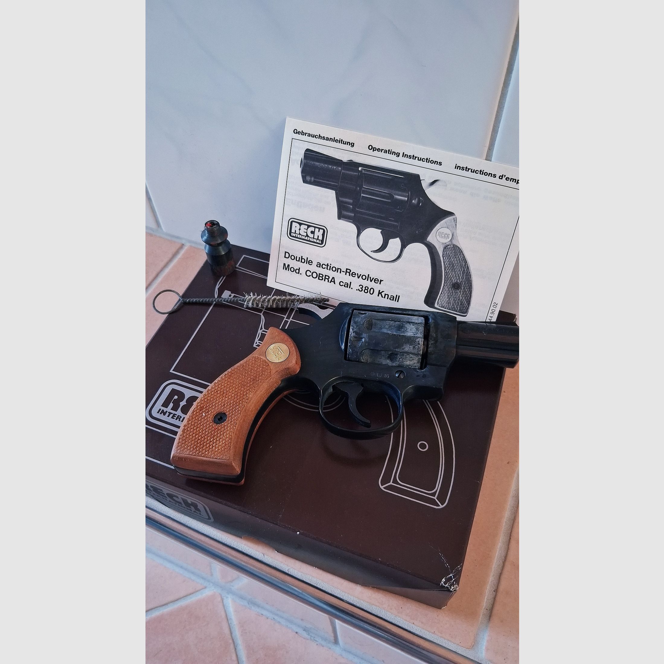 Reck Double Action Revolver Cobra Cal. .380 Knall PTB 216 – Nachlassfund  inkl. Karton, Bürste, Heft und Abschussbecher