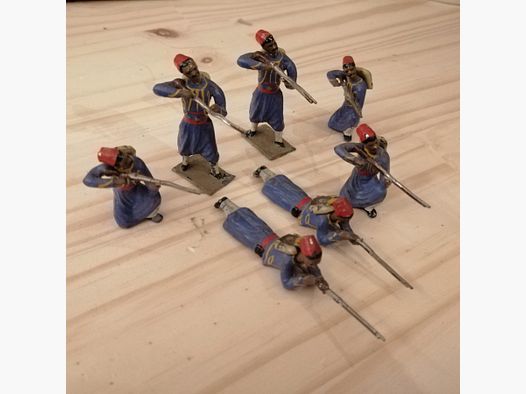 Diorama di 7 vecchie figure in piombo CBG - Tiratori algerini / Turcos – Truppe coloniali – TBE