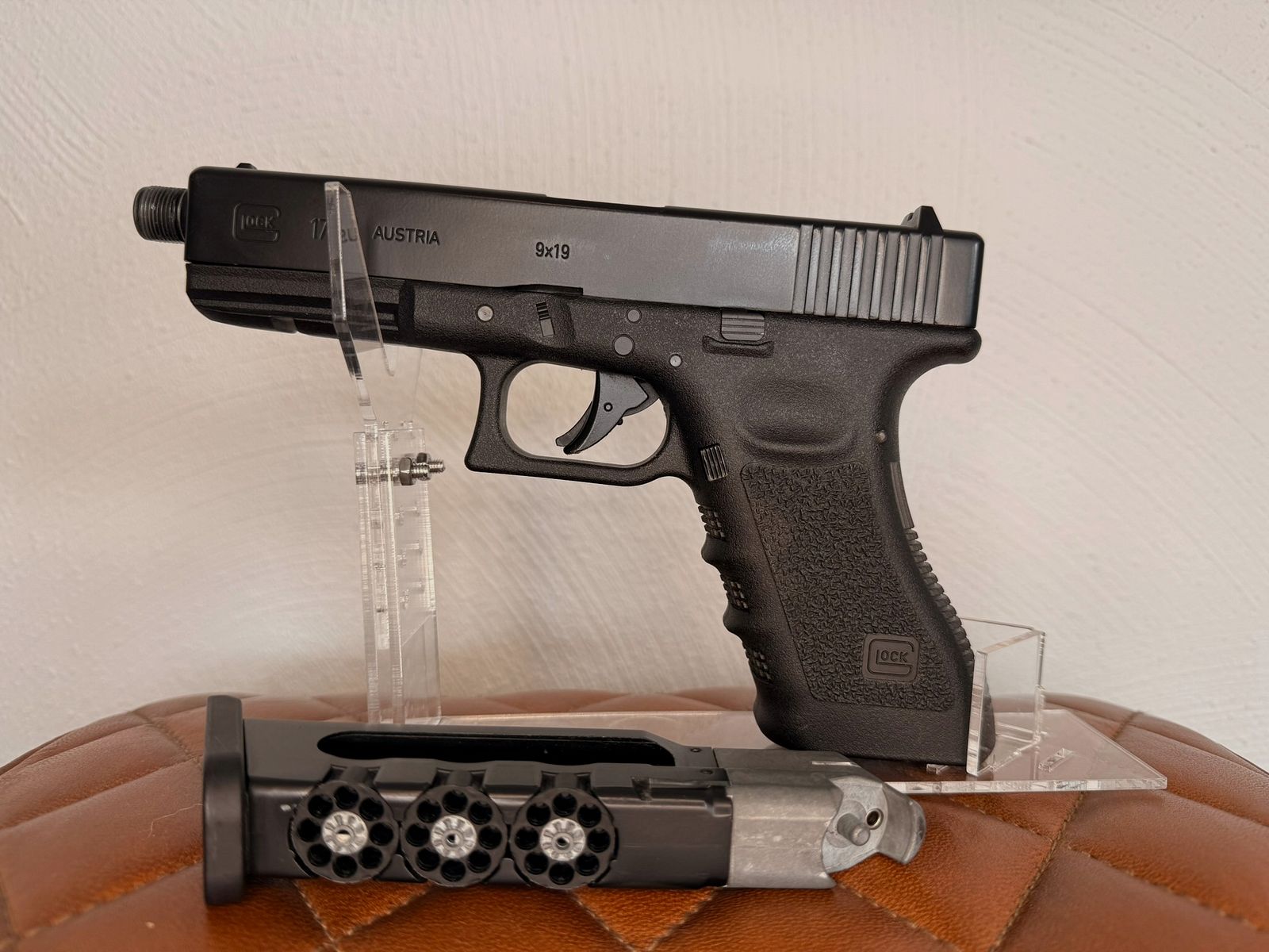 Glock 17 mit Laufgewinde Co2-Pistole Kaliber 4,5 mm Stahl BB / Diabolo Blowback (P18) + Schalldämpfer