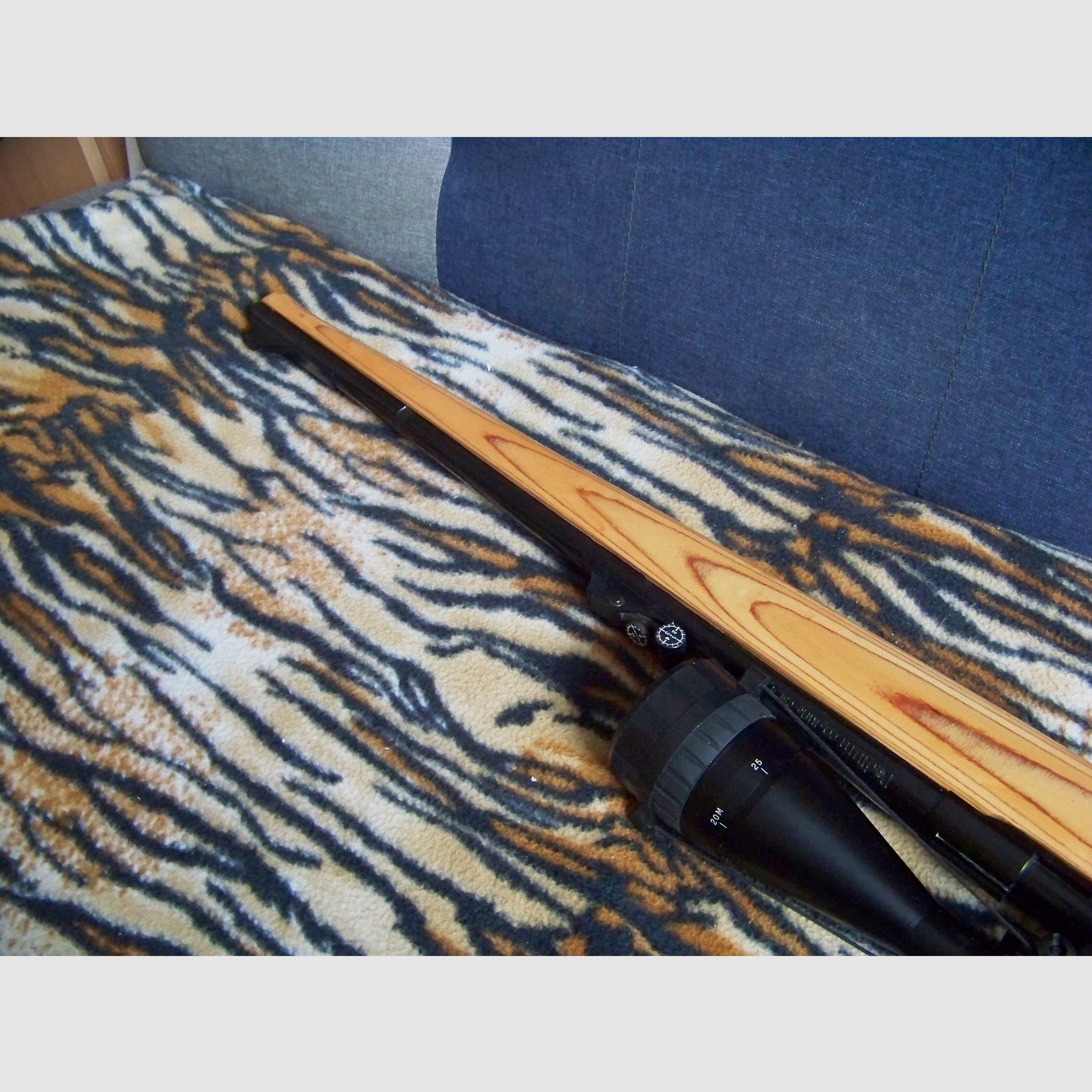 CO" Gewehr Podium im Stutzen Schaft mit Zielfernrohr 4,5mm