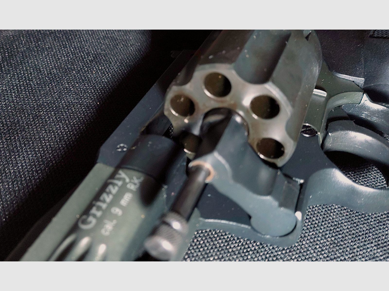 Smith & Wesson Grizzly rewolwer alarmowy kal. 9mm R.K. oksydowany (PTB 894) S&W Grizzly