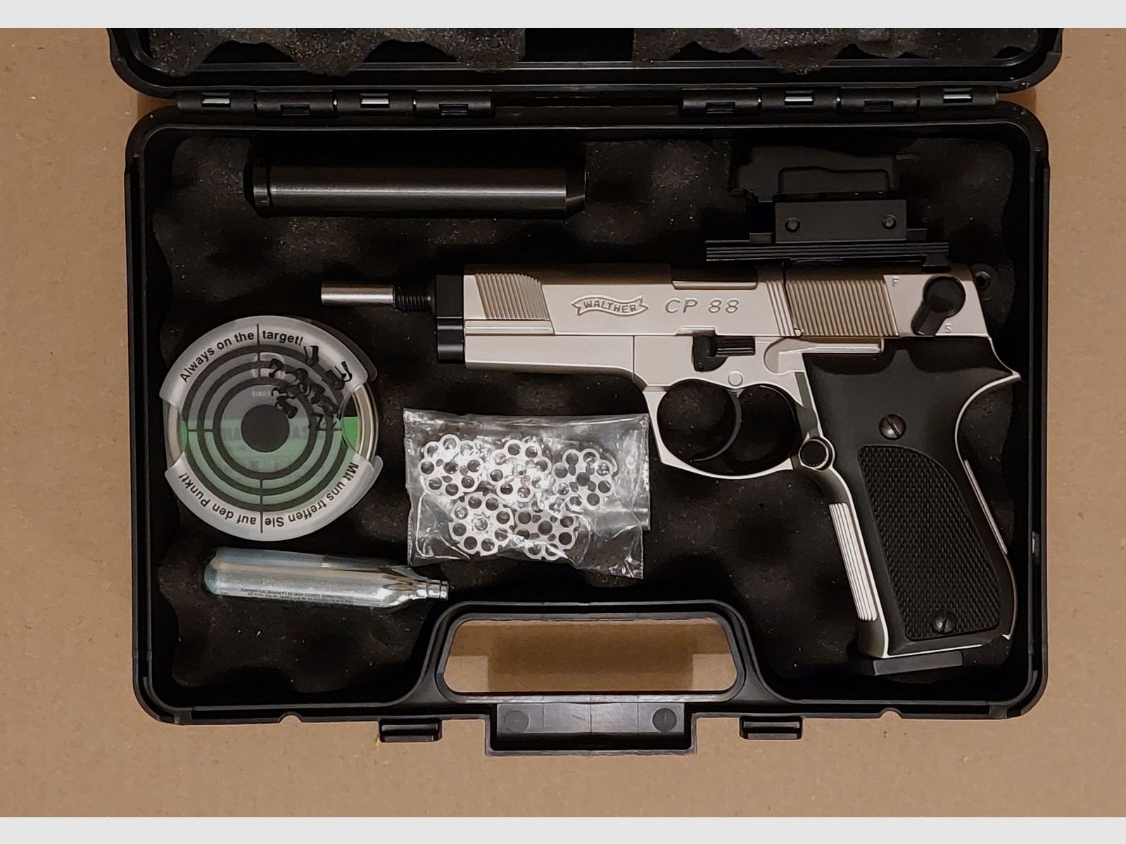 Walther CP88 Competition C02 Pistole 4,5mm Diabolo vernickelt mit Red Dot und Schalldämpfer.