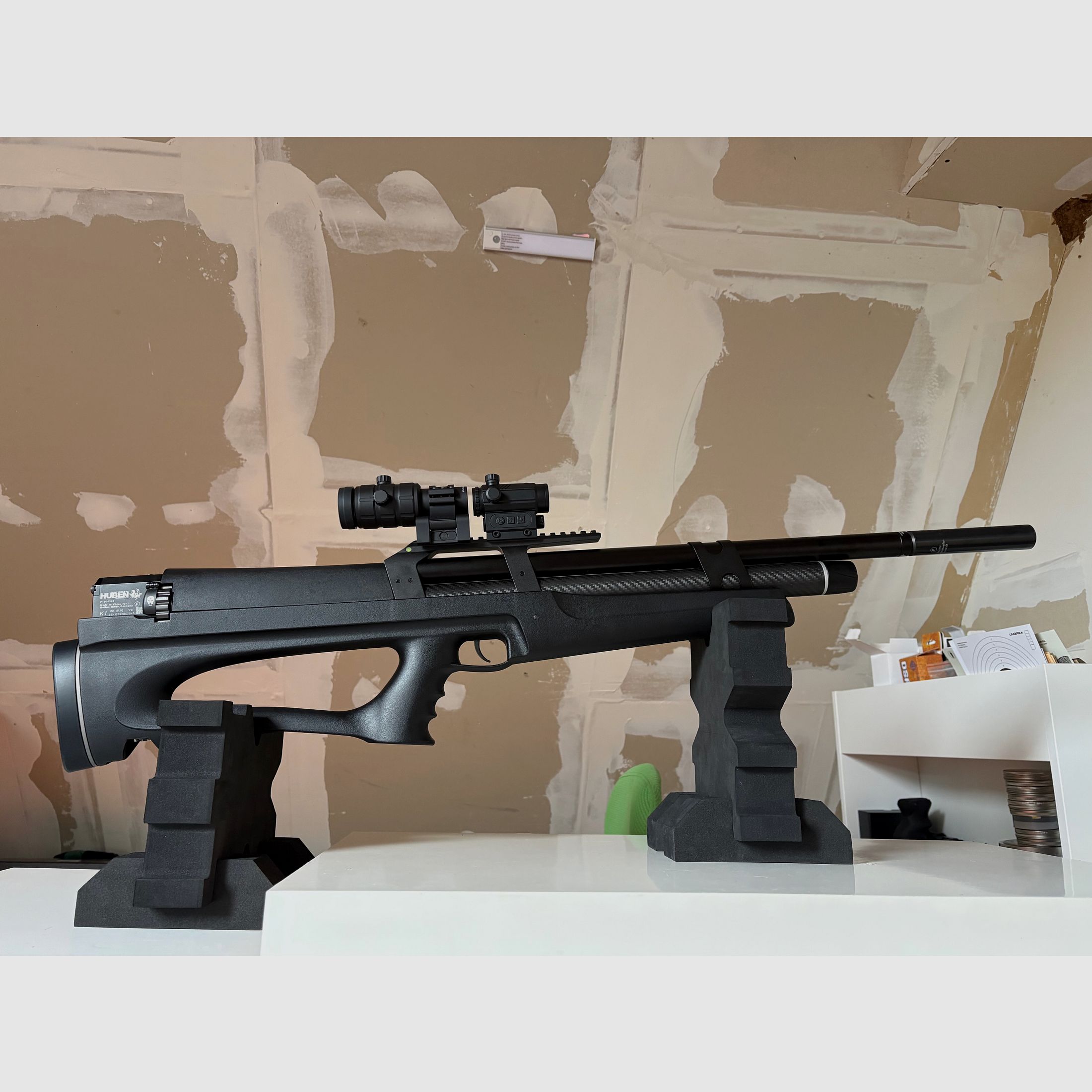 Huben K1 mit Schalldämpfer und Reddot-Magnifier