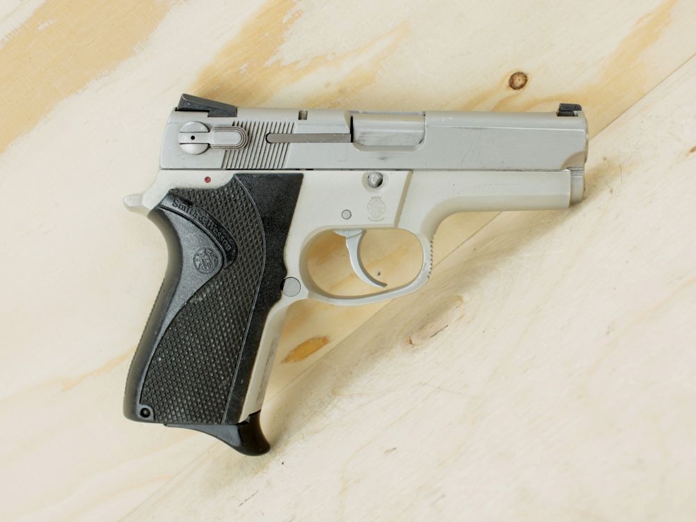 Pistola semiautomática SMITH&WESSON Mod. 6906 cal. 9×19 con cargador de 12 cartuchos, imagen 1 de 4