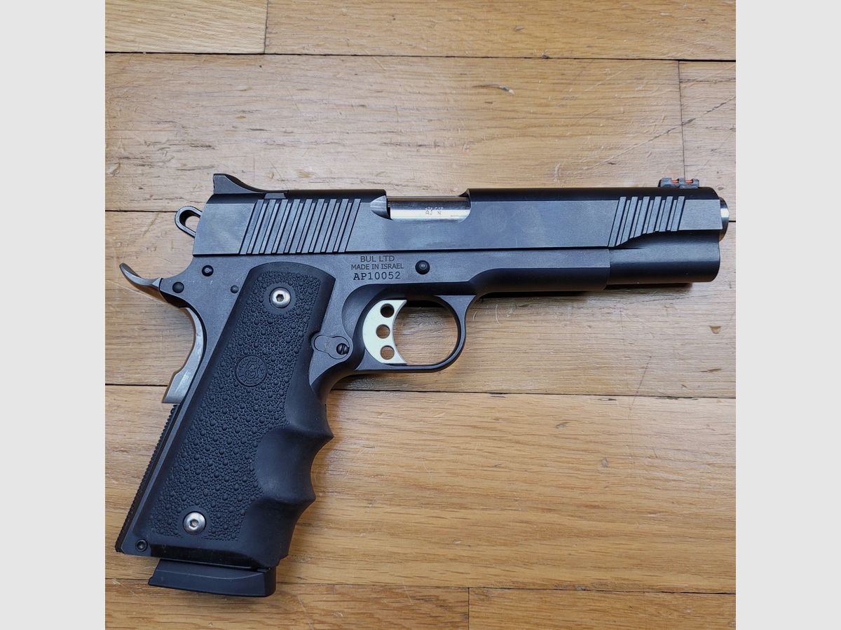 Sehr schöner Bul Armory 1911 „Classic Government“ – 9×19 – 2 Magazine mit zehn Schuss – Schöne matte Brünierung – Verlängerte Beavertail – Original- und Hogue-Griffschalen – Verstellbarer Abzug – Schwerer Inox-Lauf – Verstellbare Visierung – Originalverpackung – Neuwertiger Zustand!, Bild 15 von 20