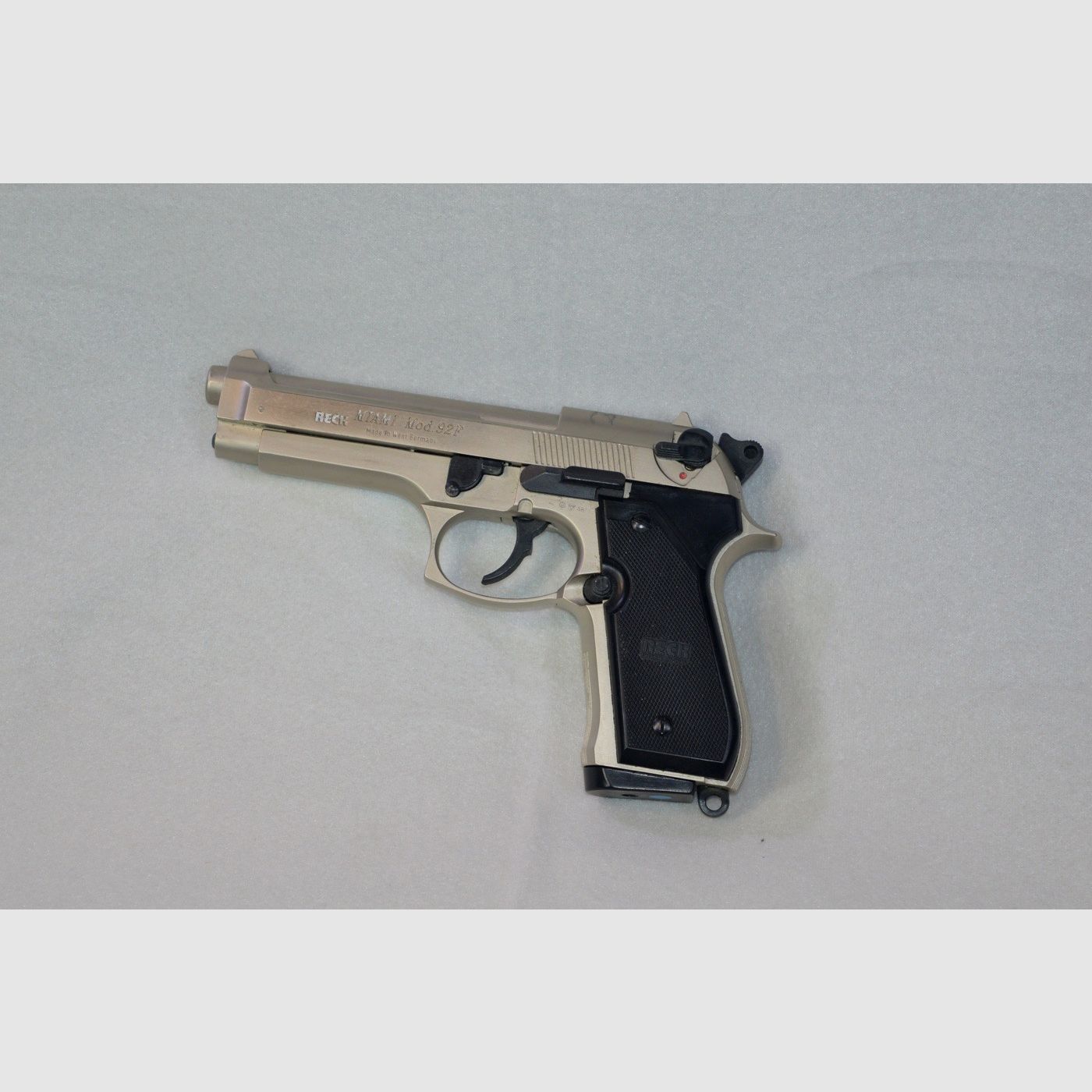 Top-Pakket! Reck Miami Mod. 92 F verchroomd, Cal. 9 mm P.A.K. + takt. Holster + 2. Magazin