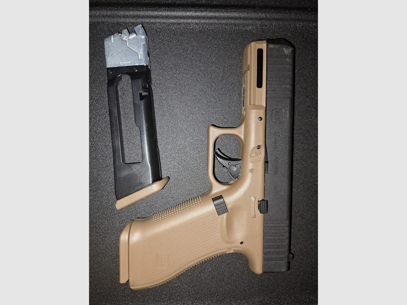 Glock 17 Gen. 5 Metallschlitt- en CO2BB 6mm BB schwarz/coyote 