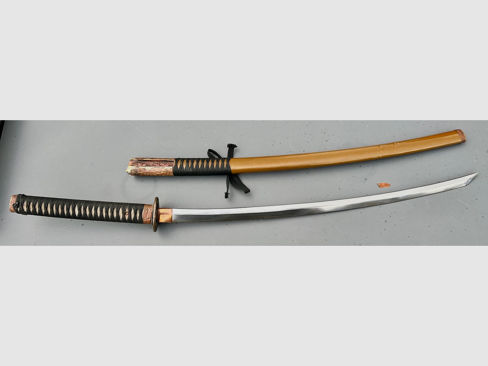 Authentisches japanisches Offizierskatana (Shin-guntō Typ 98) aus dem Zweiten Weltkrieg mit signierter Kanemune-Klinge.