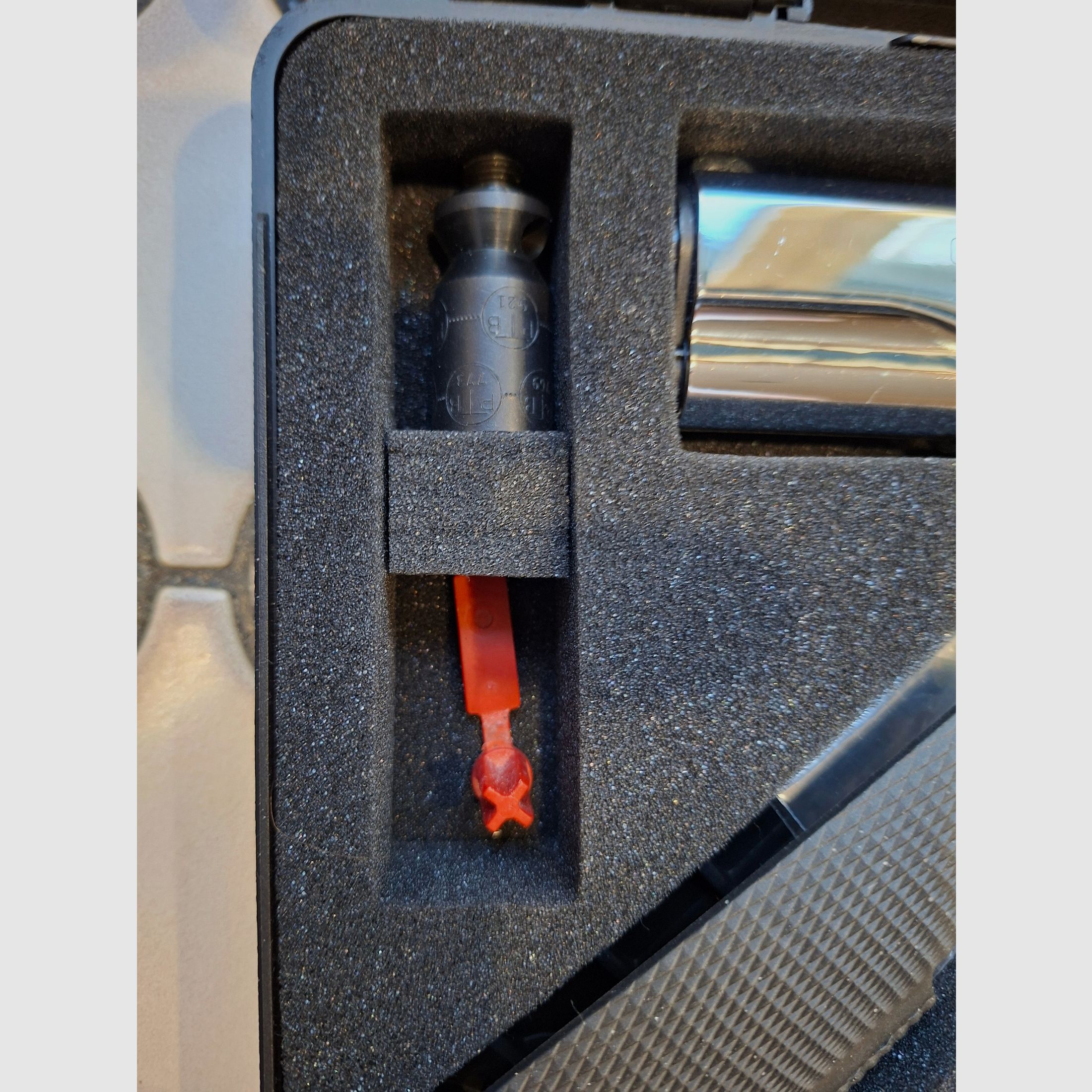 Colt 1911 Chrom, wie neu, unbeschossen, lange Federführung, Vitrinenstück.