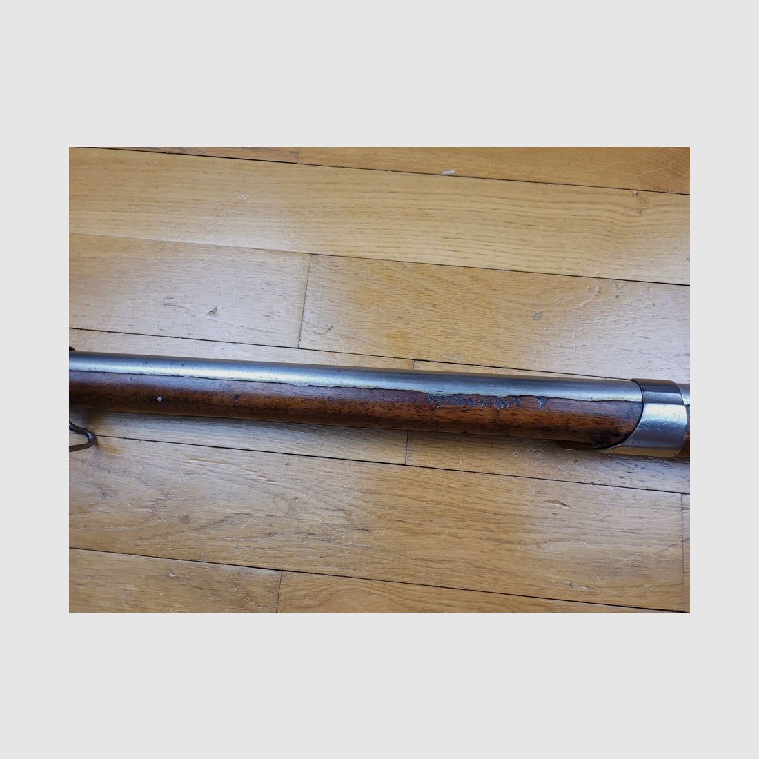 Seltenes französisches Infanteriegewehr 1763 / 1766 – komplett und sehr nah an seinem Originalzustand – Schaft in „Viertelvache“ und Originalholz – Sehr schöne konforme Schloss – Alle Originalschrauben – um 1770 – Regierungszeit von Ludwig XV – 144 cm – Seltenheitszustand!, Bild 16 von 26