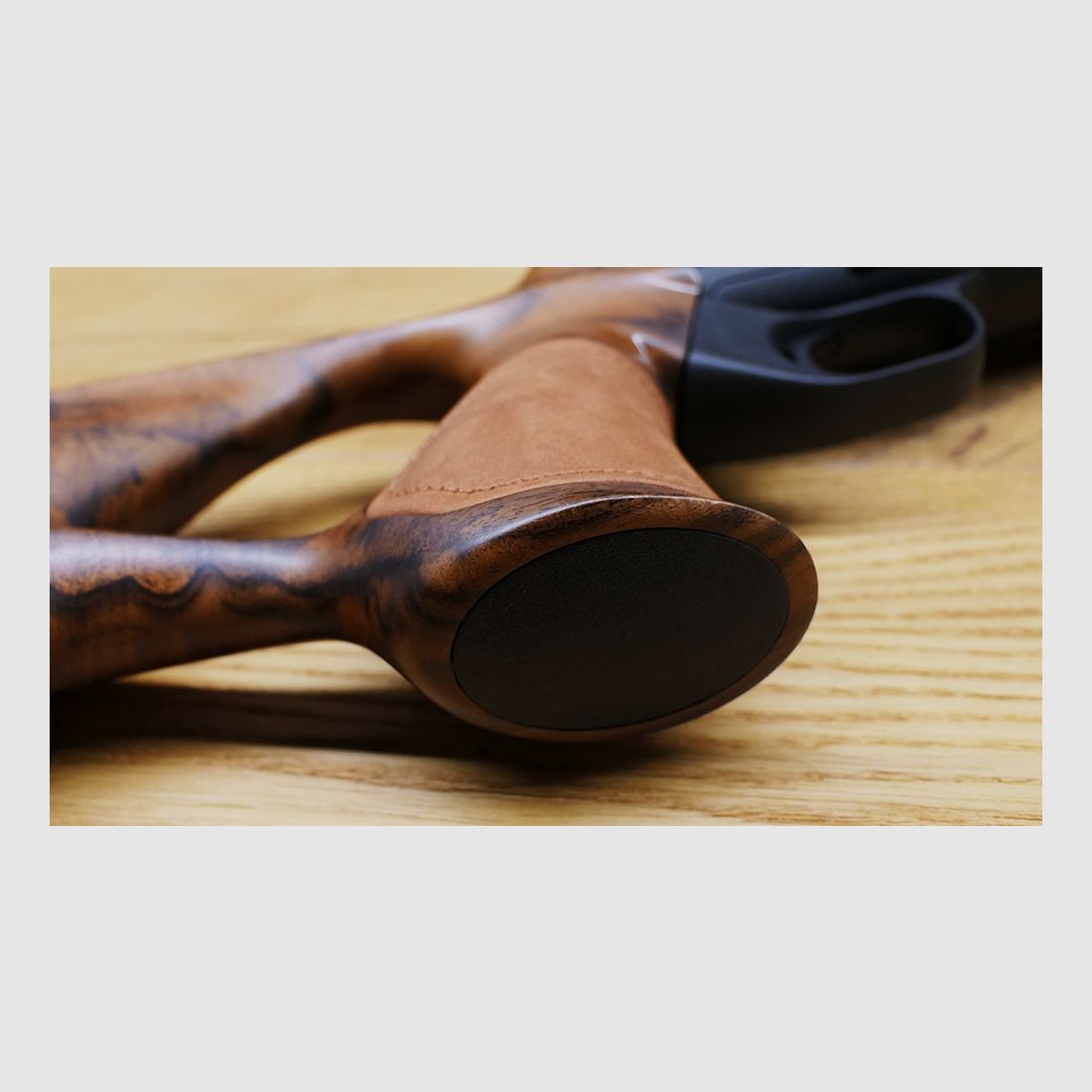 Blaser R8 Success / HK7 Super Finish matt / Chesterfield Leder / Stahlkugel mit Goldlinie / Kaliber & Lauflänge nach Wahl / M15x1 Gewinde / ATEMBERAUBEND