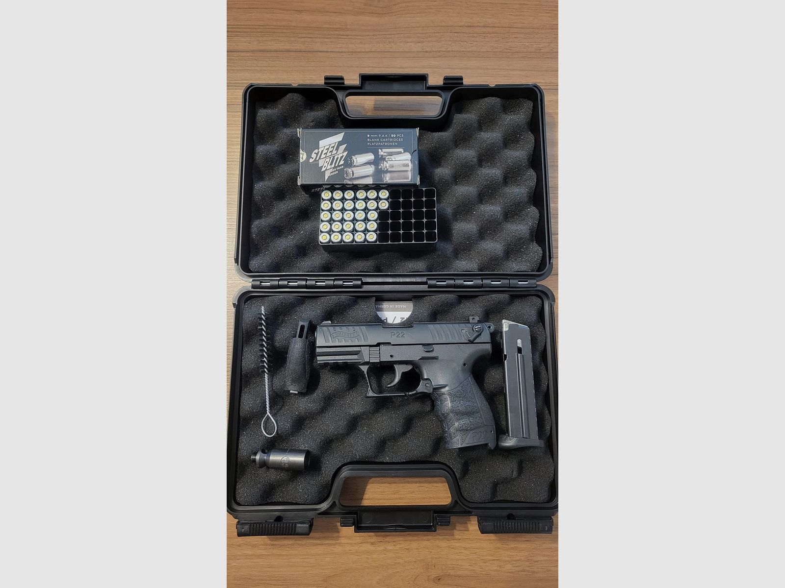 Walther P22 Schreckschusspistole 9 mm P.A.K. + 2 Holster + Munition + Koffer