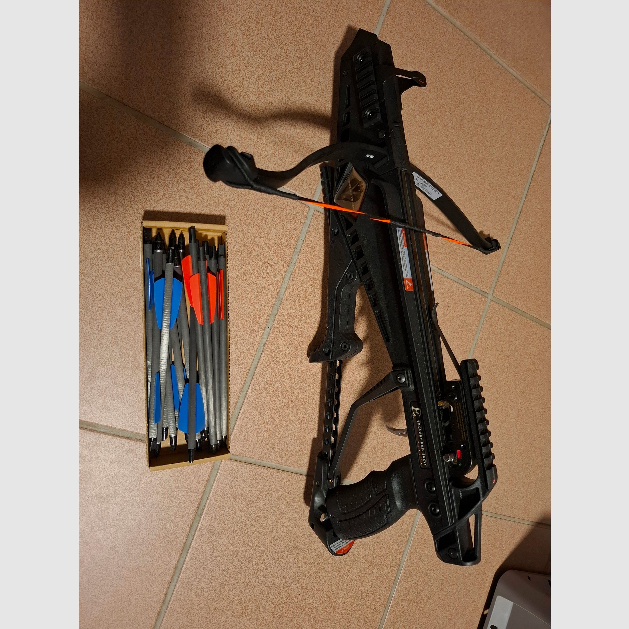 Pistoletowy kusza EK z strzałami