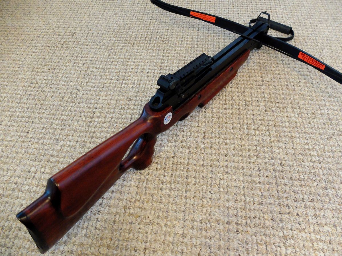 Armbrust mit  Holzschaft und 150lbs - tiptop Zustand.