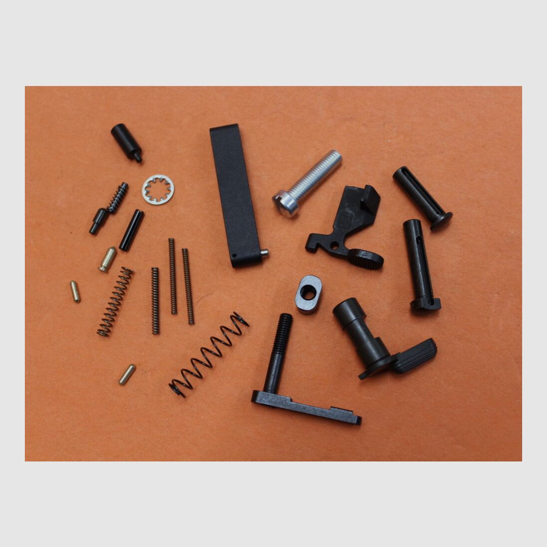 DPMS AR-15: Lower Receiver Parts Kit w/o Trigger Group (LRPK) DPMS Kleinteile Lower Receiver komplett incl. A2-Pistolengriff