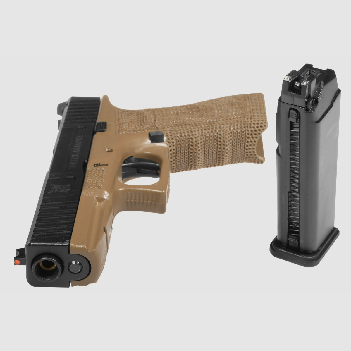 P04 GBB Airsoft Pistole in Tan | Delta Armory