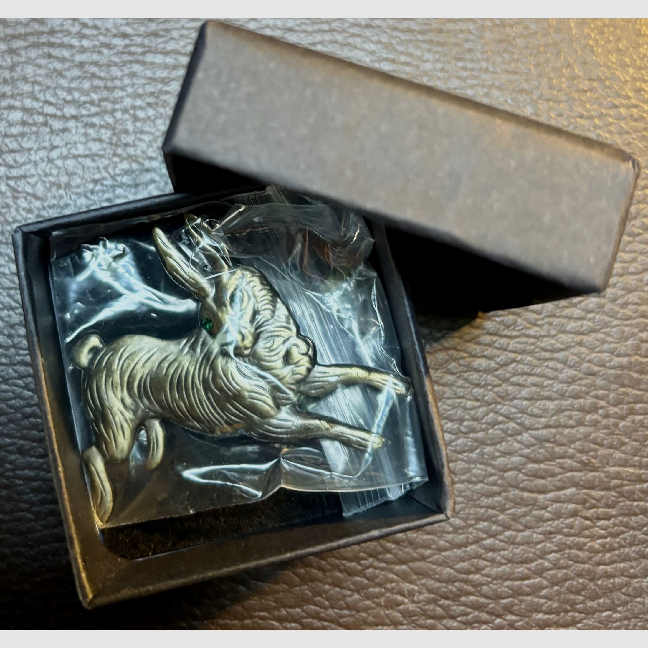 Hutnadel Hase , für SIE oder IHN , auch sehr schön für die Jacke oder Sakko mit exklusiver Verpackung 