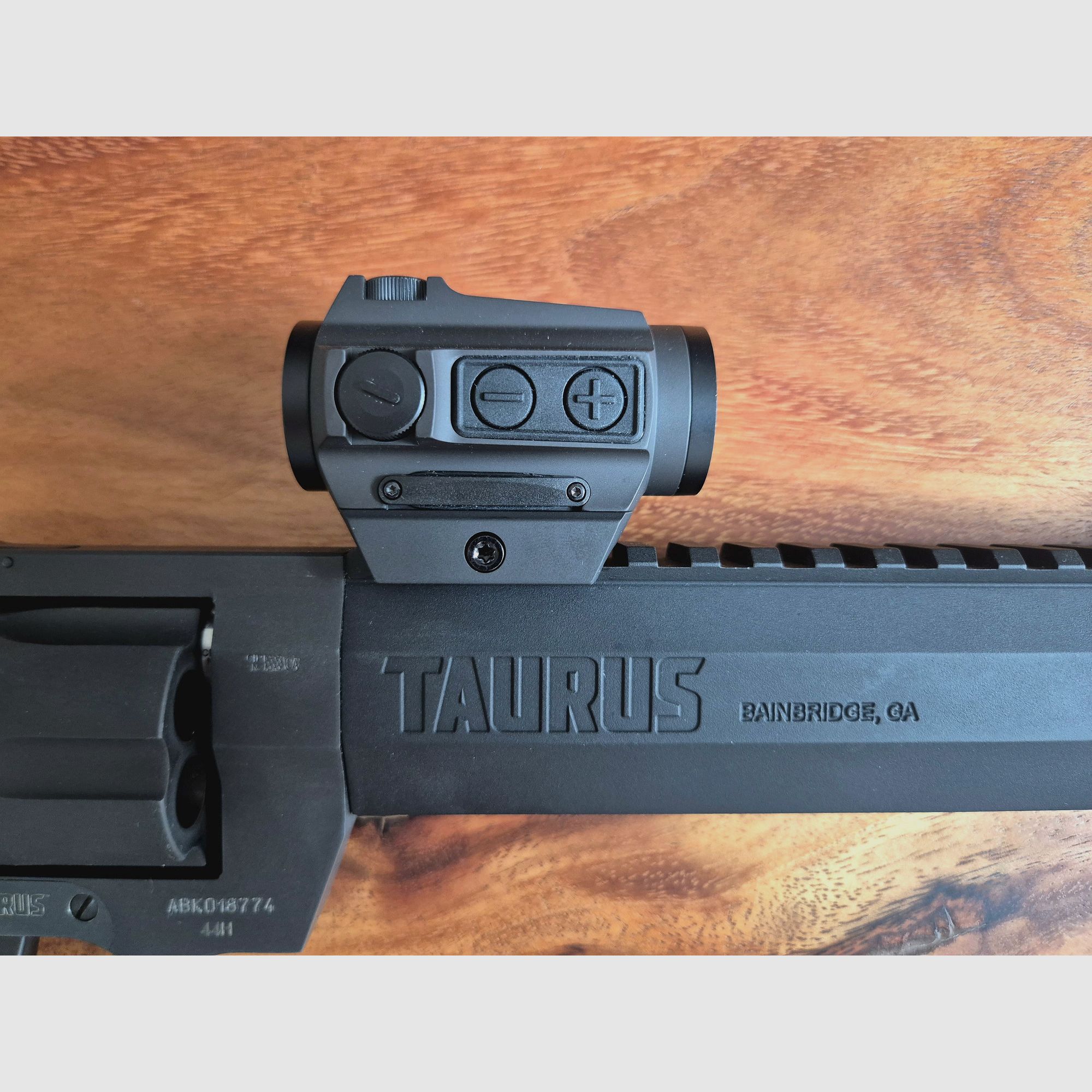 Taurus Raging Hunter 8 3/8" Lauf .44 Mag. inkl. Holosun Elite HE503C-U-GR – Neuwertiger Zustand