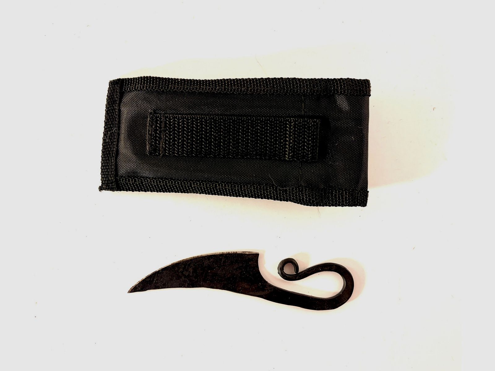 Set de armas y cubiertos medievales – espada de una mano, cubiertos y cuchillo vikingo