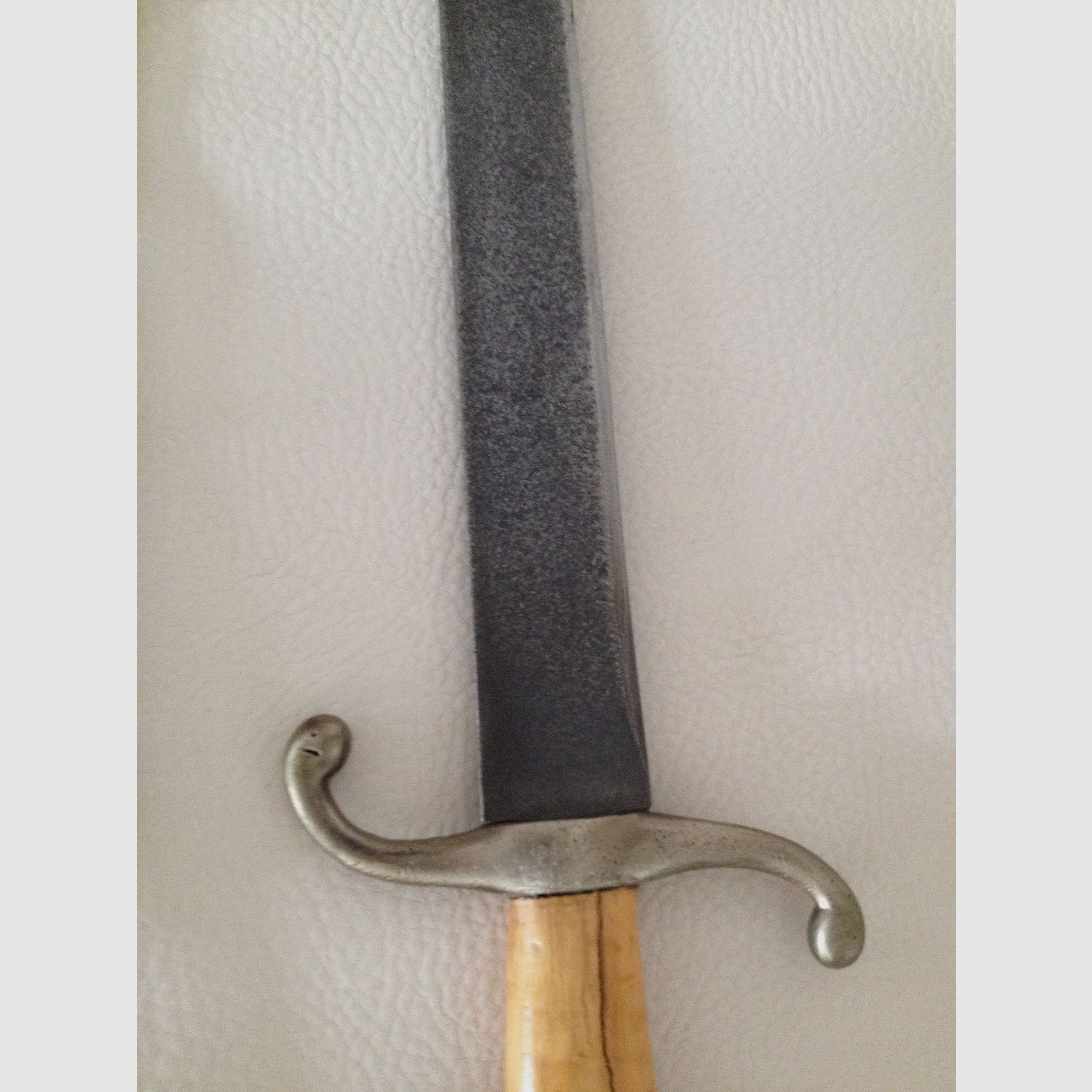 Altes Schwert mit noch scharfer Klinge