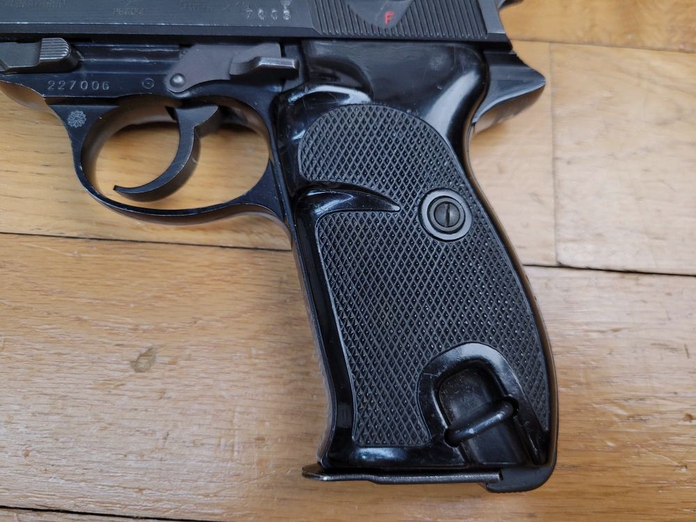 Seltenes Walther Manurhin P1 – Kal. 9×19 – Polizei von West-Berlin – Außergewöhnliche Ankunft – Hergestellt in Frankreich von Manurhin – Regulierungsmarkierungen – Alle Teile mit Nummer – Spiegel-Lauf – Mechanik in Top-Zustand – Weniger als 15.000 Exemplare! – Nachfolger der P38 im Kalten Krieg – Wunderschönes Exemplar, Bild 3 von 17