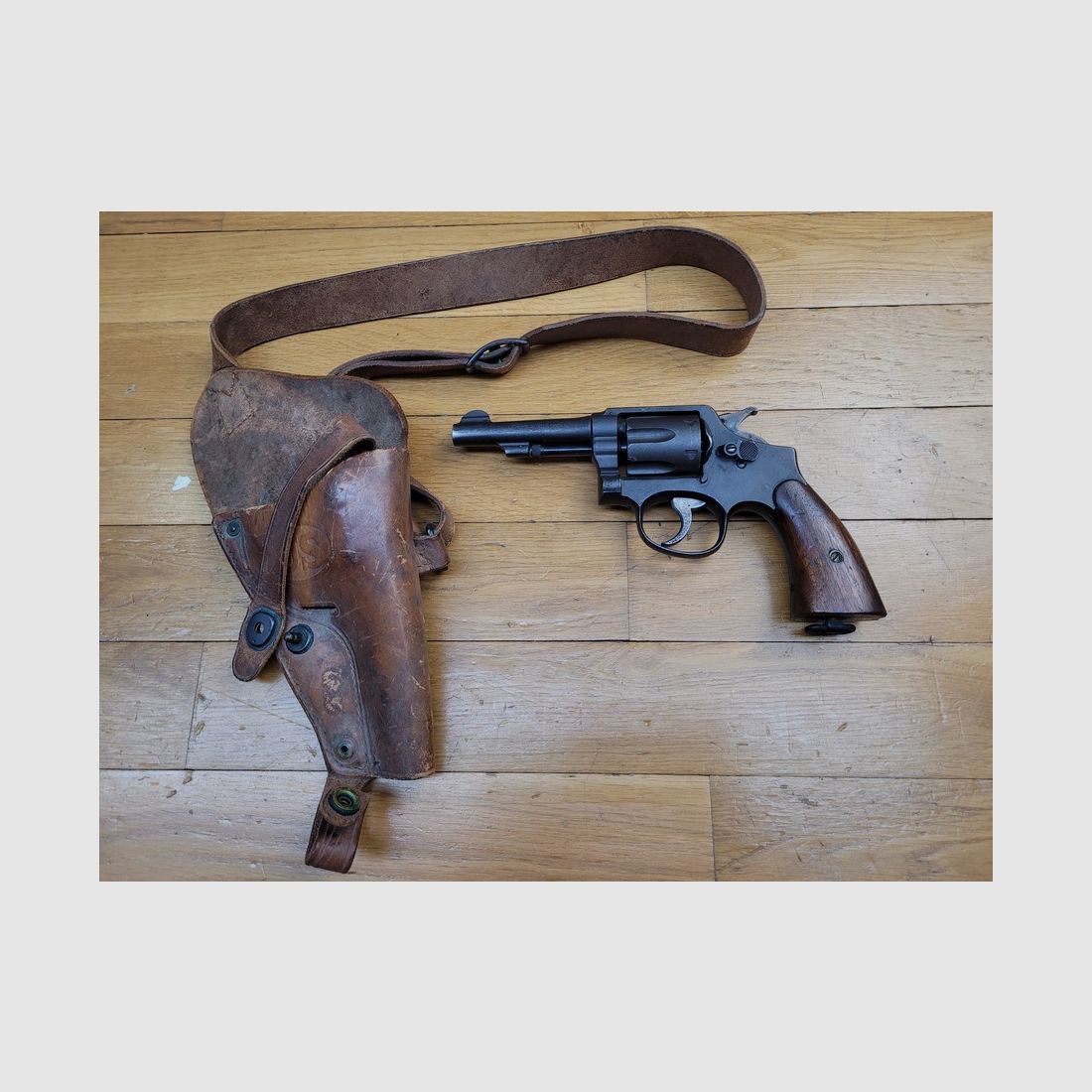 Seltener Revolver Smith & Wesson Victory – 4 Zoll und Kal. 38 SP (nicht 38-200! Nicht 38SW!) typischer US Navy – Die Waffe von Greg. „Papy“ Boyington und den Kopfjägern der VMF 214! – Reguläres BOYT US NAVY Holster von 1943 – Sehr schönes Set für eine historische und symbolträchtige Waffe! TBE+, Bild 31 von 34
