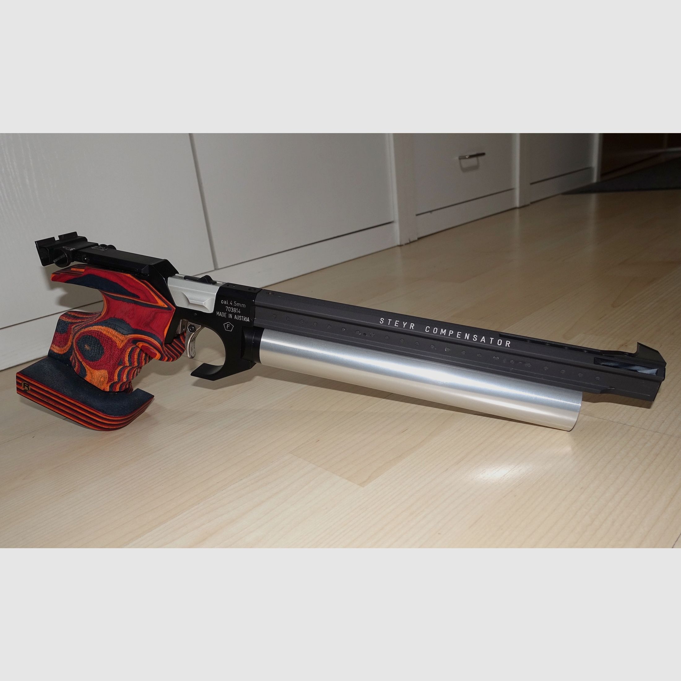 TOP Steyr LP pistola da match ad aria compressa con nuova impugnatura + nuova cartuccia + accessori