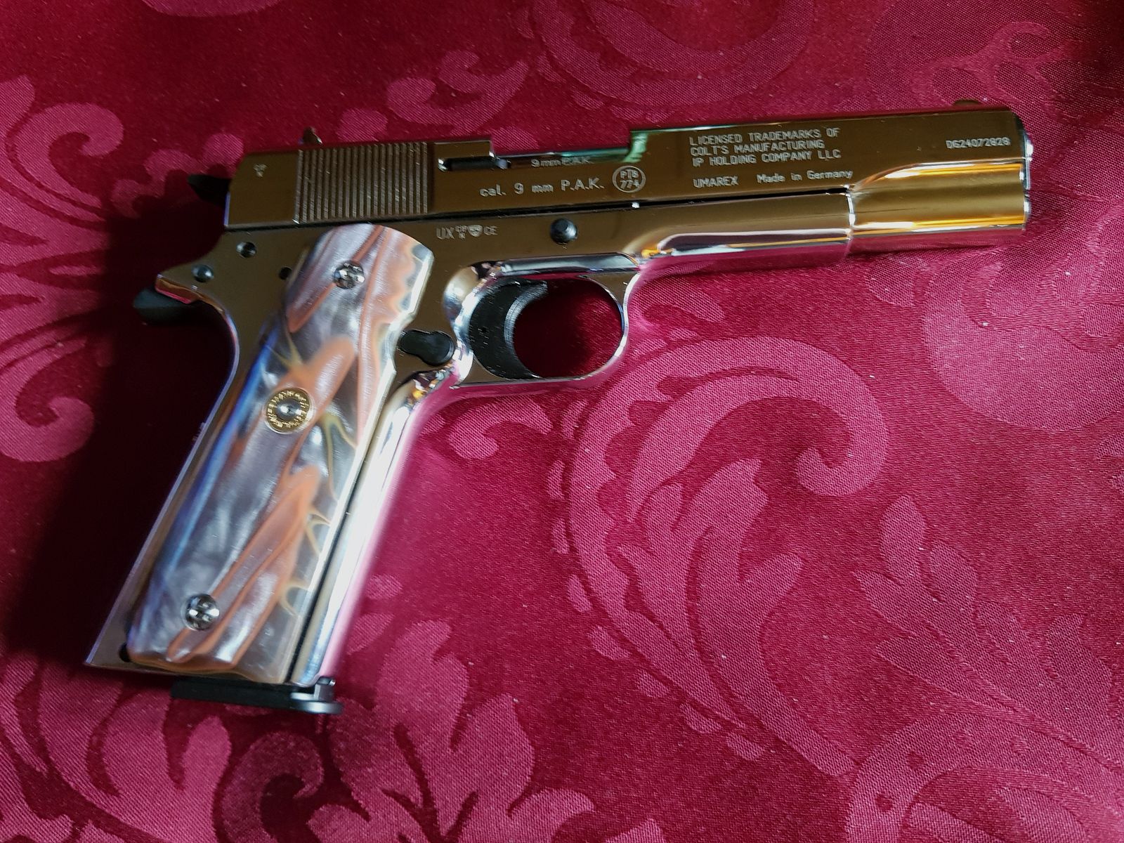 Cold 1911 Sport Griffschalen, passen sehr gut. 