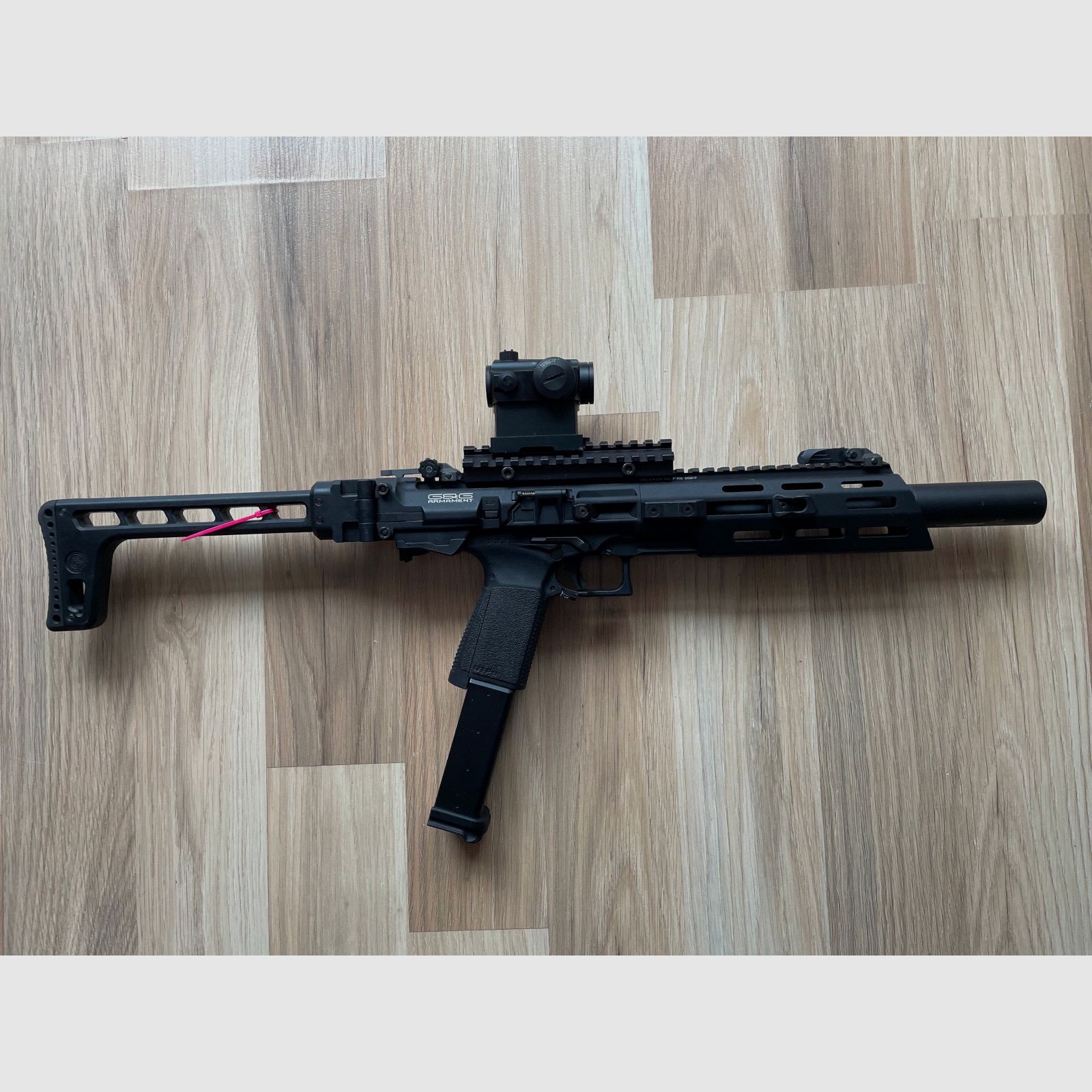 Airsoft G&G SMC9 with sight and a total of 6 magazines.