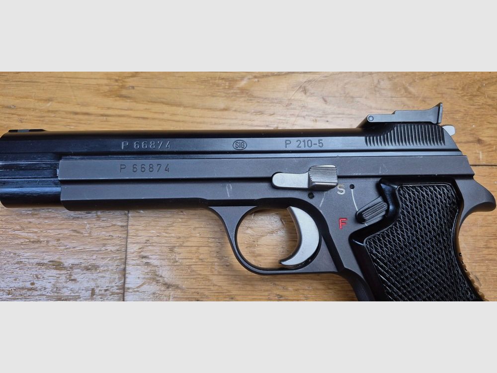 Bardzo rzadki pistolet SIG P210-5 – „Ten” P210 do zawodów! (i nie tylko do precyzji!) – Kal. 9×19 – 100% broń SIG ze Szwajcarii sprzed 1984 roku – Nowa lufa 15 cm – Przesunięta muszka Patridge i mikrometryczna szczerbina 100% stal – Broń z marca 1971 roku – Bardzo ładne oksydowanie / fosfatowanie – Spust do zawodów – Jeden z 3.294 P210-5! – Marzenie o działaniu – 2. magazynek – Stan TBE++/TBE+++!, zdjęcie 6 z 26