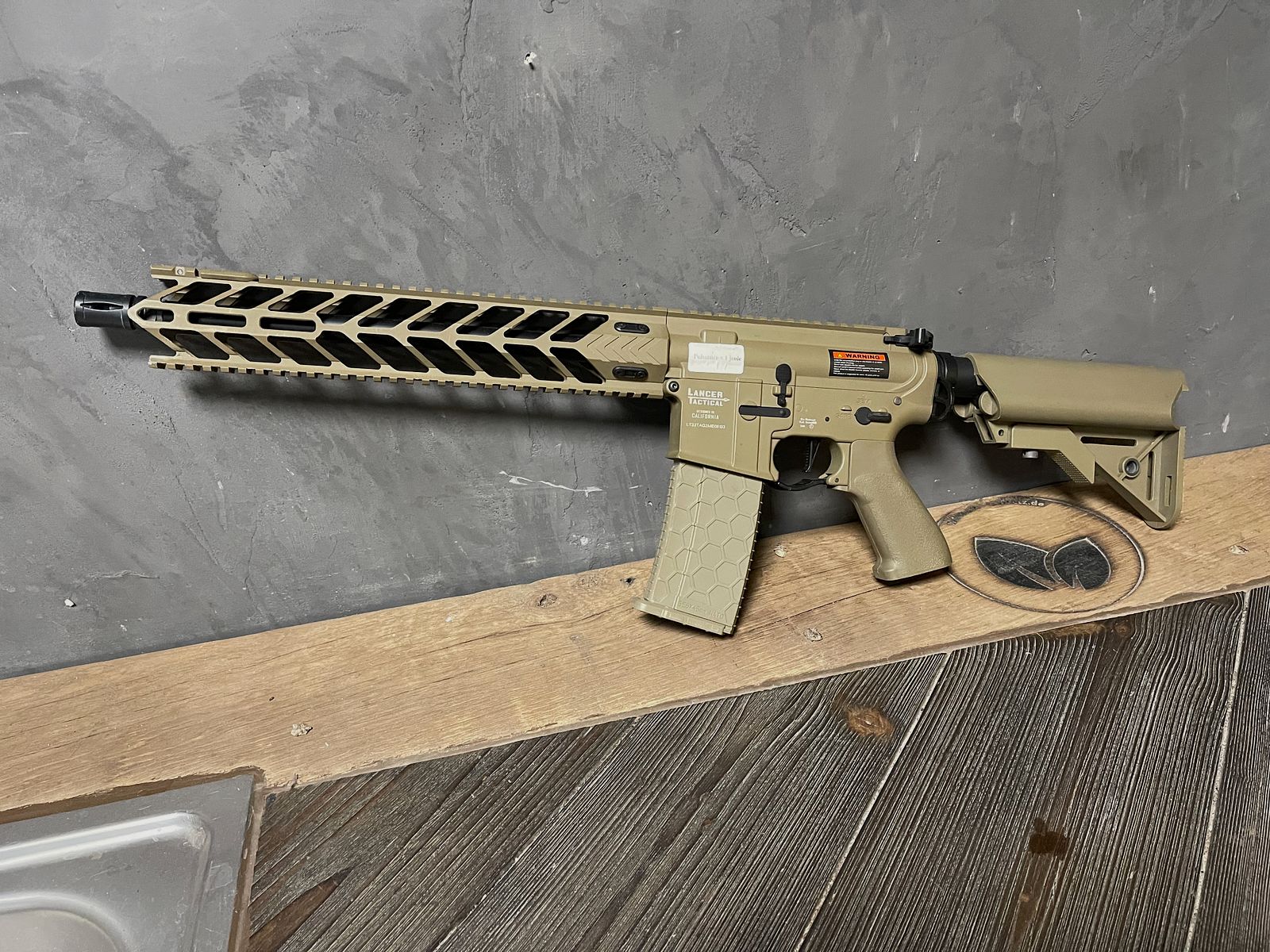 Konvult aus verschiedenen Langarm Waffen Lancer Tactical