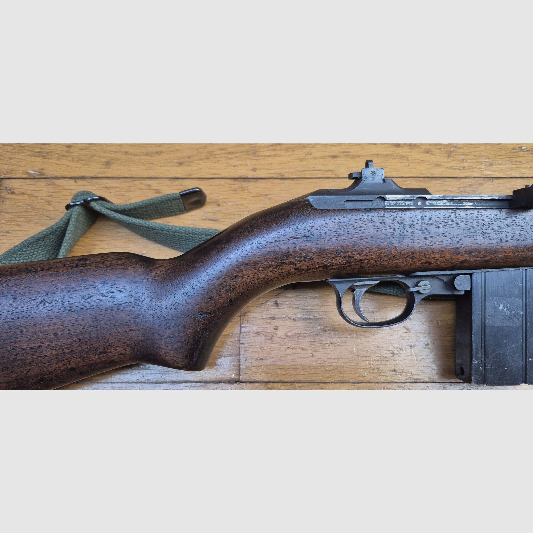 Gute USM1 Repetierbüchse umgebaut auf Semi-Auto – Kaliber .30 M1 original – Herstellung INLAND – Ohne Bajonettanschluss für einen Typ 2. Weltkrieg – Zweiter 10-Schuss-Magazin inklusive – Gewehrriemen – Sehr guter mechanischer und ästhetischer Zustand – Eine der unterhaltsamsten Büchsen am Stand! – TBE, Bild 5 von 30