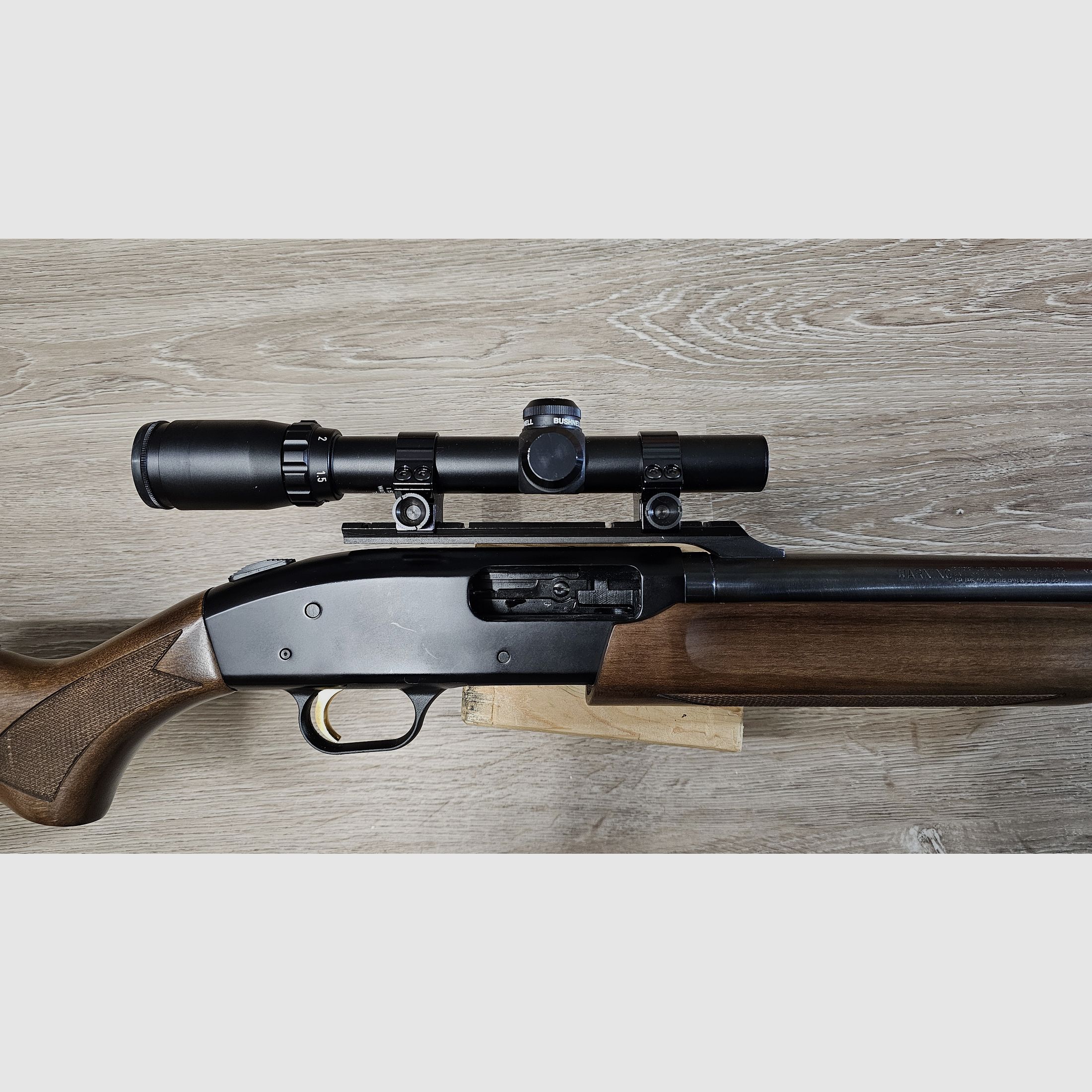 Mossberg 500A Kaliber 12/76, Vorderschaft-Repetierer, Pump-Flinte, gezogener Lauf mit Bushnell Zielfernrohr