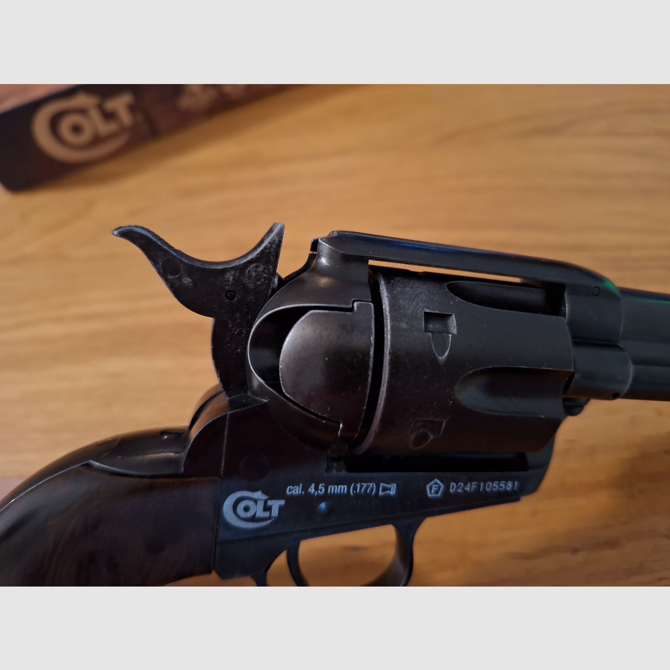 Colt Single Action Army (SAA) Co2 4,5 mm Diabolo gezogener Lauf realistisches Nachladen mit 22 Ladehülsen antik finish