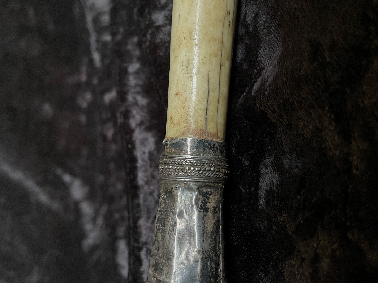 Antyczny srebrny nóż Dha – Myanmar (Birma) XIX w. – uchwyt z morskiej kości słoniowej/kości