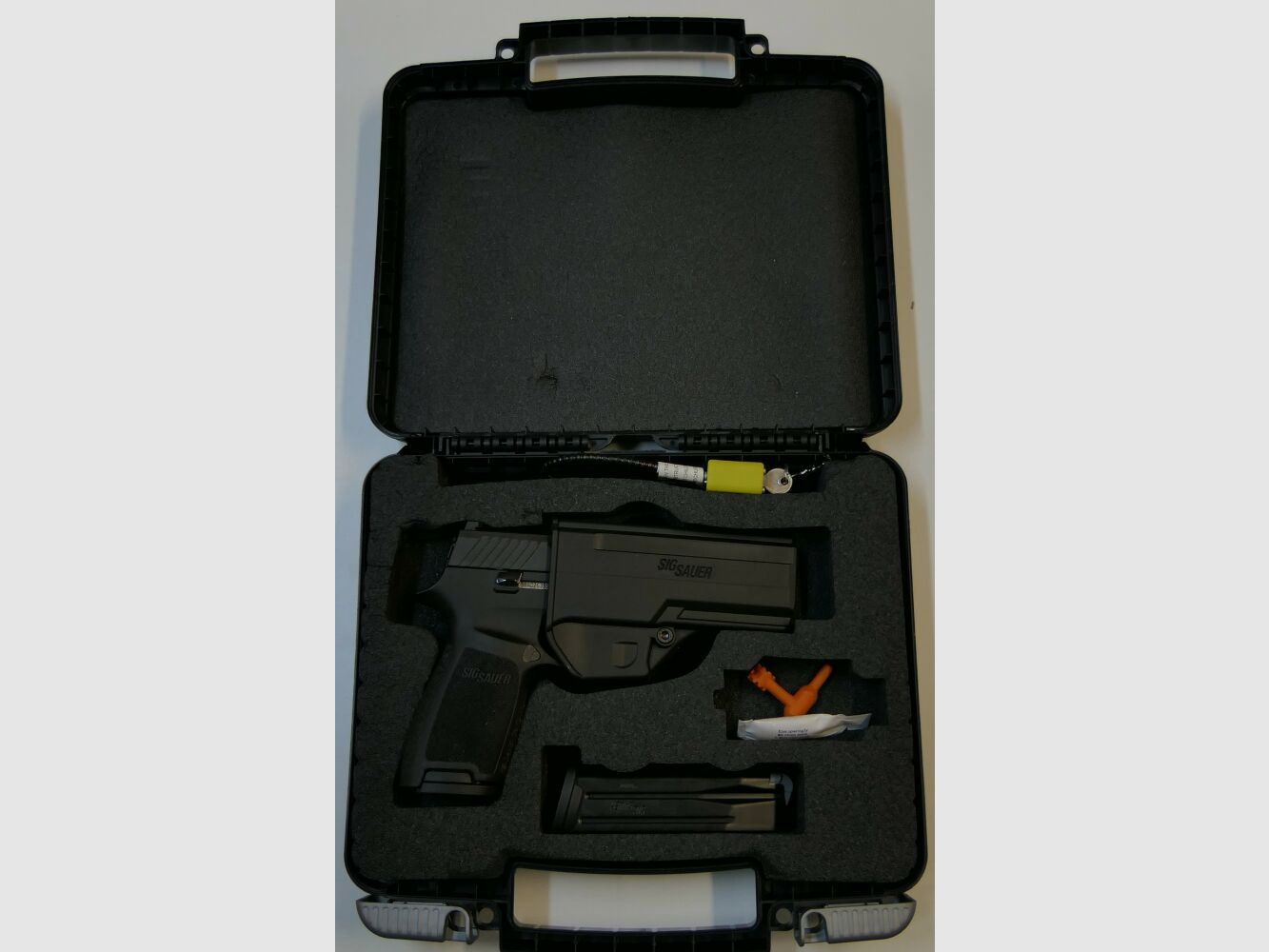 SIG SAUER pistol SIG Sauer P320F in caliber 9mm Para (9x19) including accessories