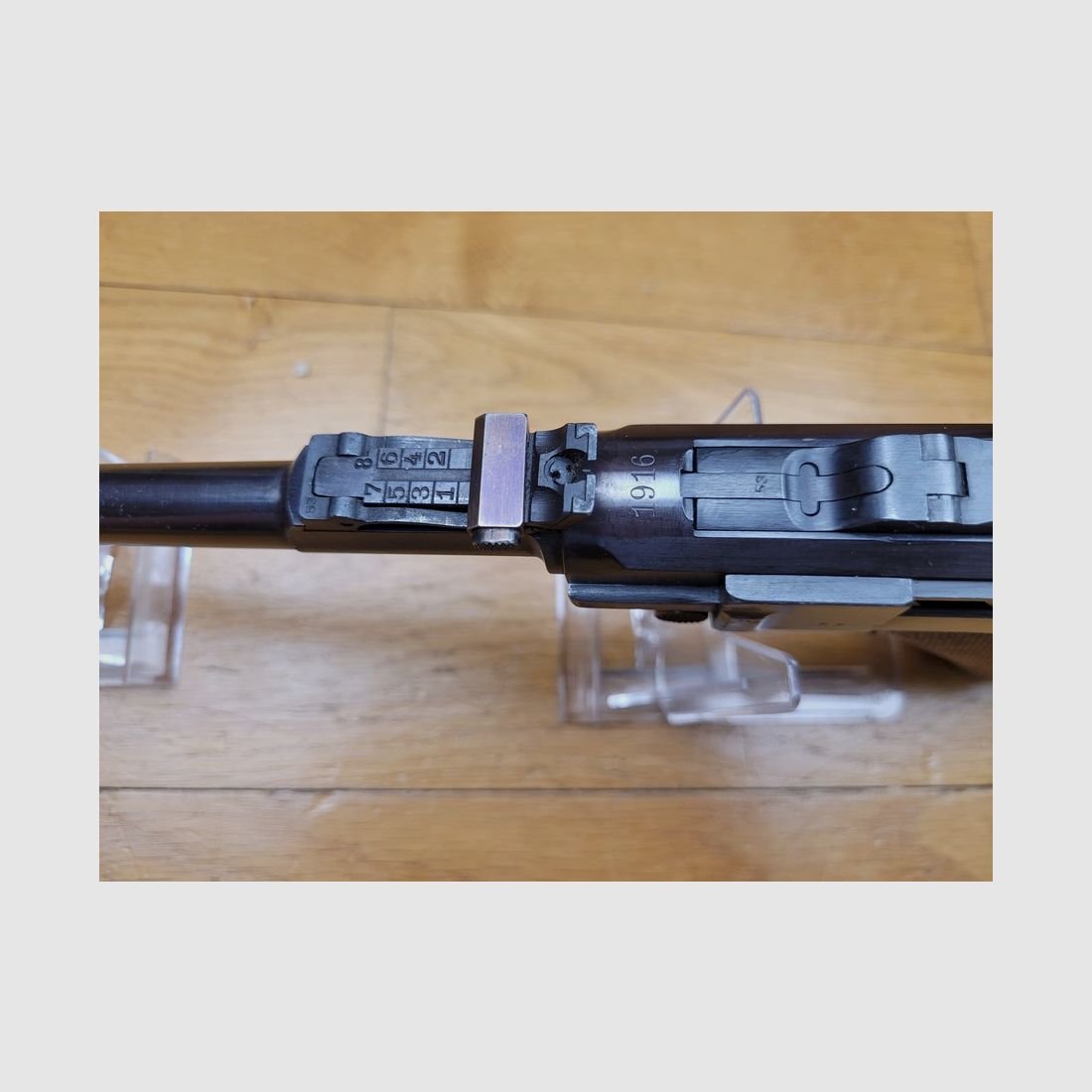 Espléndido Luger de artillería P08/14 – Arma de 1916 – cañón de 8 pulgadas – fabricación DWM – completamente monomatriculado (excepto el cargador que es de época) – calibre 9×19 – alza y punto de mira ajustables del primer tipo – empuñaduras muy bonitas – bluing muy cuidado – TBE++, imagen 9 de 22