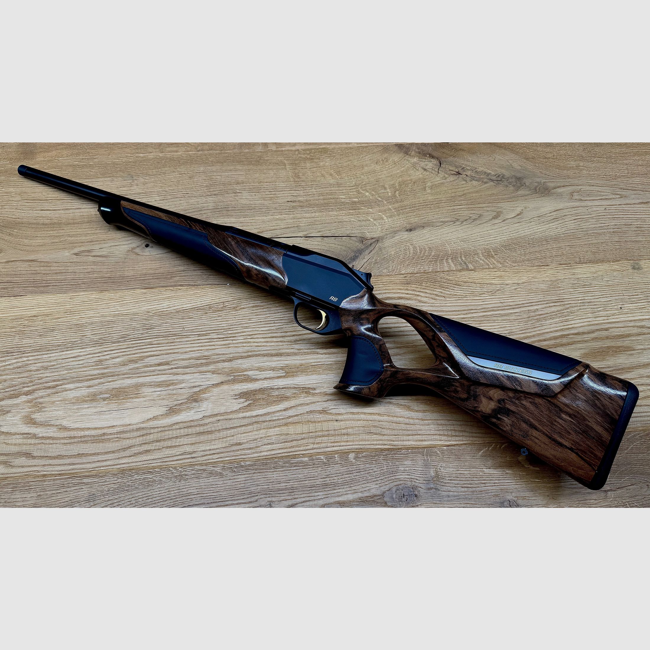 Blaser R8 Success Leder / HK 6 / Leder schwarz / Goldelemente / Standardkailber u. LL nach Wahl